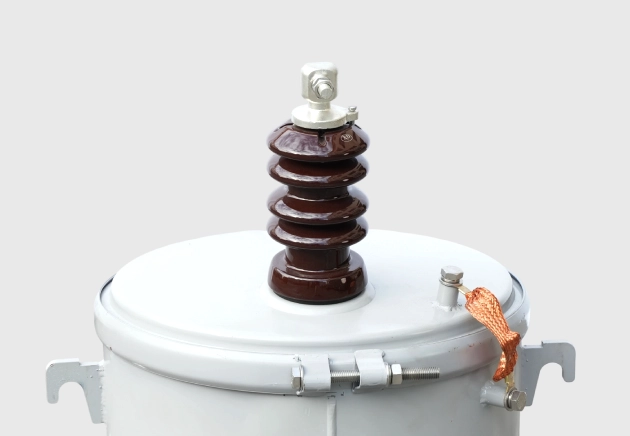 high-voltage porcelain bushing of a single phase pole mounted transformer