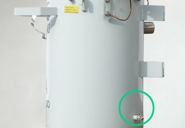 Heavy-Duty LV Spade Terminals of 150 kVA Pole Mounted Transformer