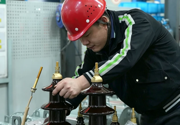 omek's worker is manufacturing 800kva transformer