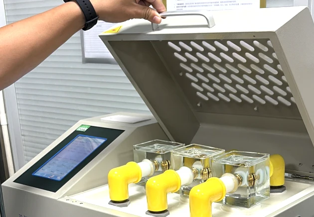 Laboratory insulating oil breakdown voltage tester with test cells for transformer liquid insulation analysis